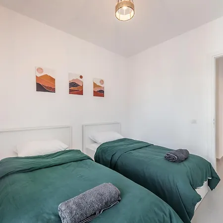 & Natural Light 2bdr Private Parking