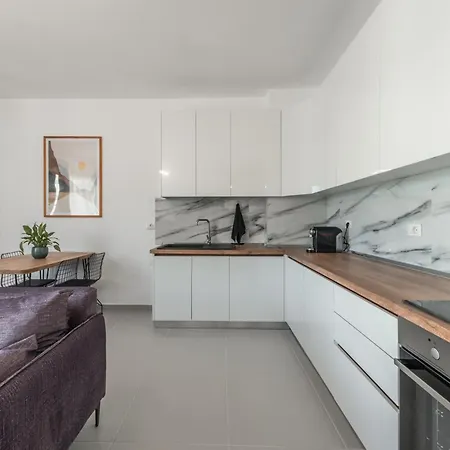 & Natural Light 2bdr Private Parking Τίρανα