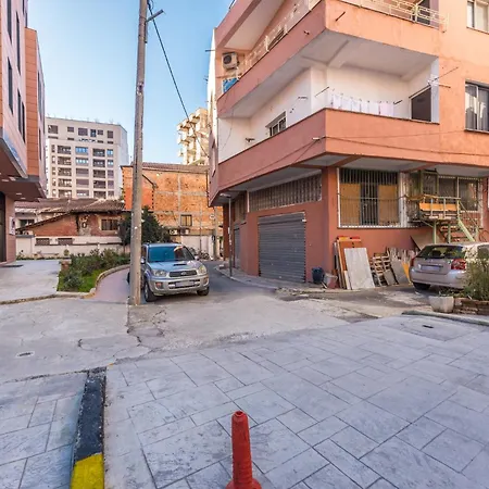 & Natural Light 2bdr Private Parking *