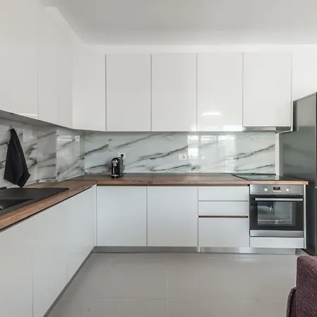 & Natural Light 2bdr Private Parking