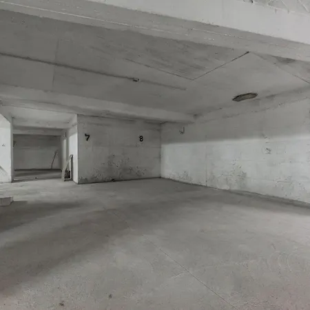 & Natural Light 2bdr Private Parking