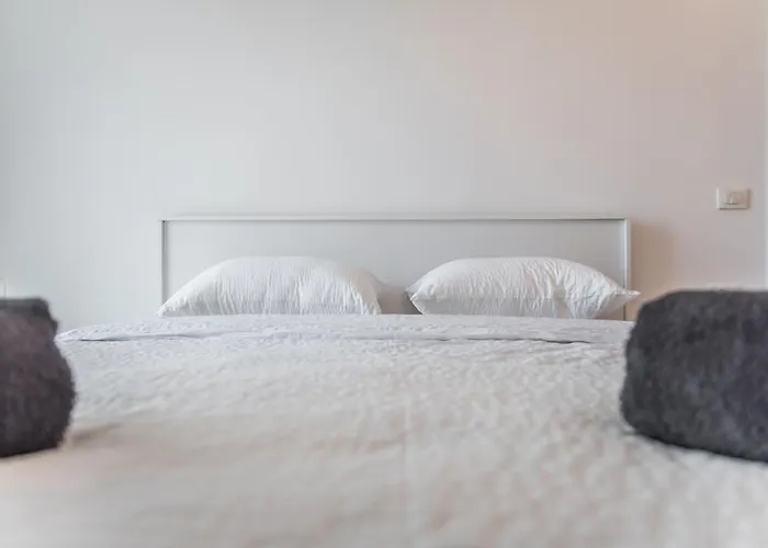 & Natural Light 2bdr Private Parking Διαμέρισμα Τίρανα