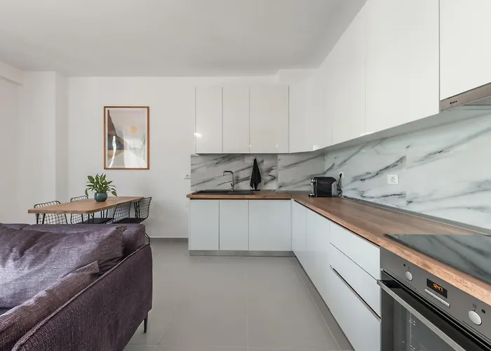 & Natural Light 2bdr Private Parking Τίρανα