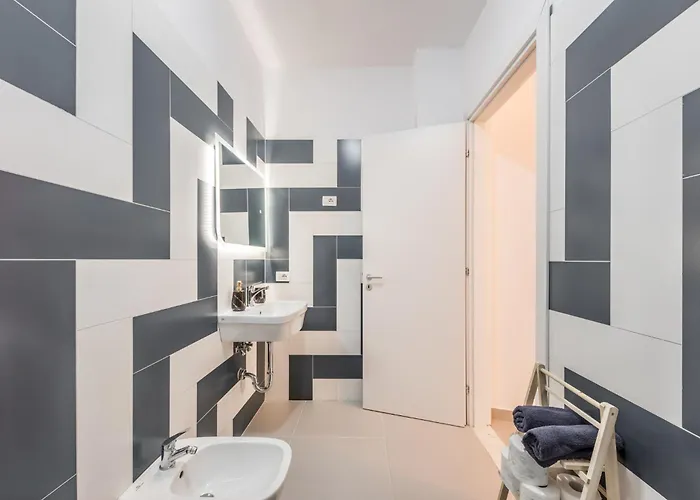 & Natural Light 2bdr Private Parking Apartamento Tirana