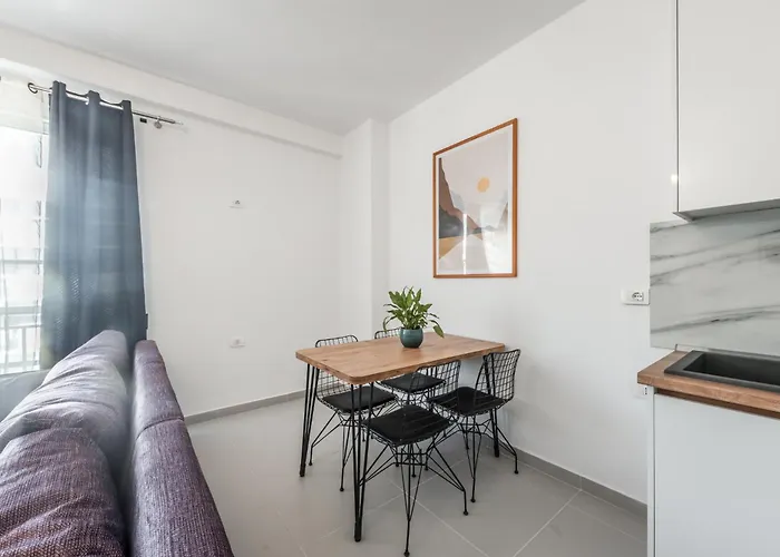 & Natural Light 2bdr Private Parking