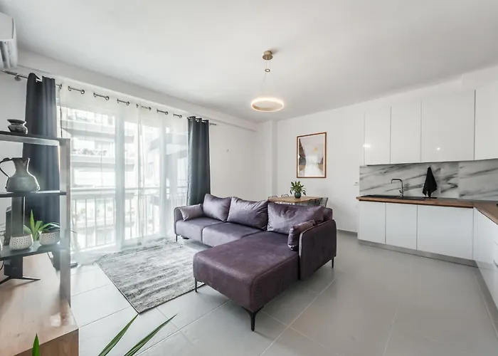 & Natural Light 2bdr Private Parking *