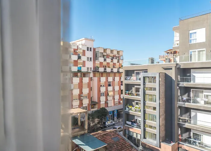 & Natural Light 2bdr Private Parking