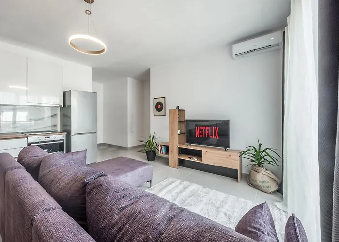 & Natural Light 2bdr Private Parking Apartamento Tirana