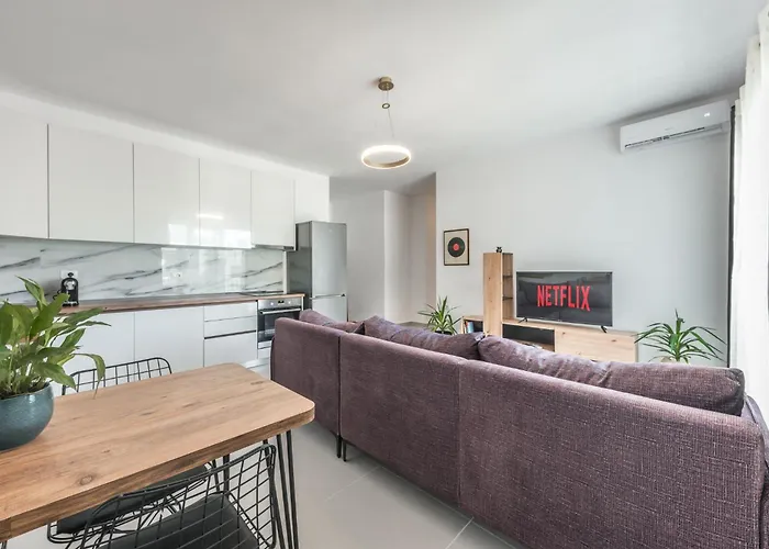 Διαμέρισμα & Natural Light 2bdr Private Parking