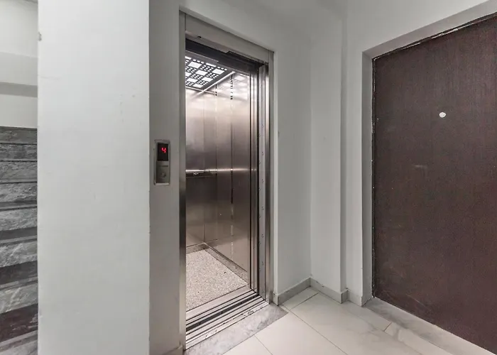 & Natural Light 2bdr Private Parking *