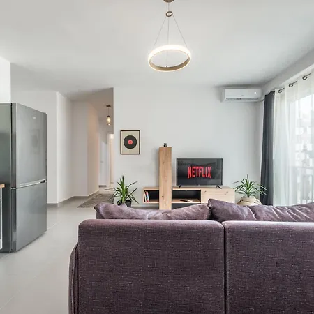 & Natural Light 2bdr Private Parking *