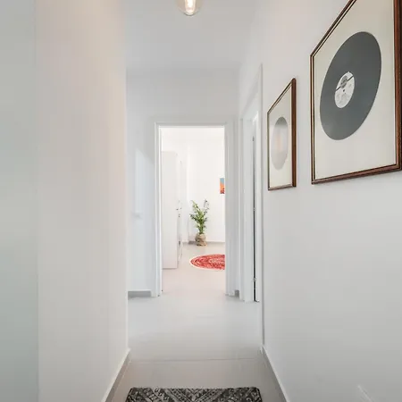 & Natural Light 2bdr Private Parking *