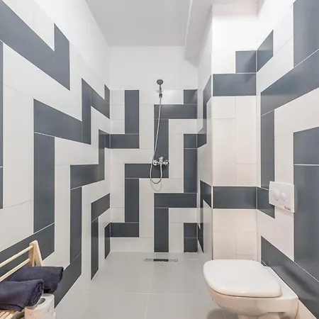 & Natural Light 2bdr Private Parking *