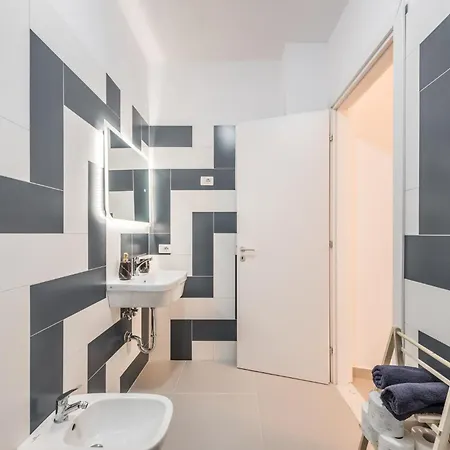 & Natural Light 2bdr Private Parking Lägenhet Tirana