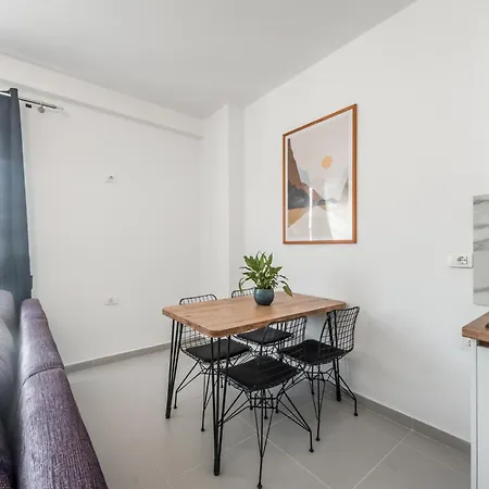 & Natural Light 2bdr Private Parking