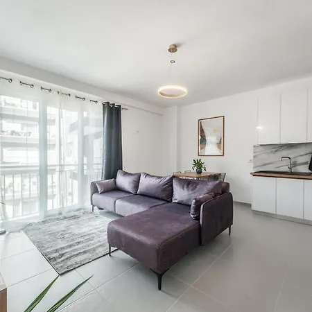 & Natural Light 2bdr Private Parking *