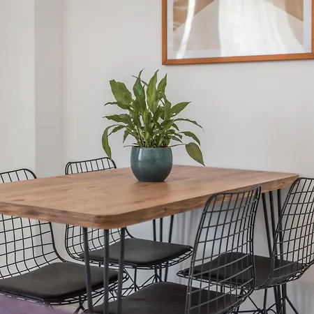 & Natural Light 2bdr Private Parking *