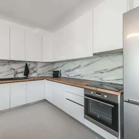 & Natural Light 2bdr Private Parking