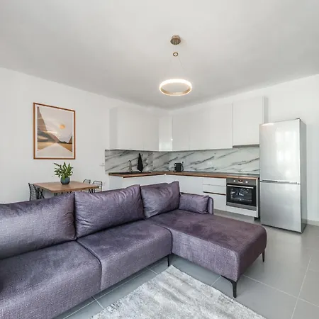 & Natural Light 2bdr Private Parking Appartement *