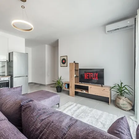 & Natural Light 2bdr Private Parking Lägenhet Tirana