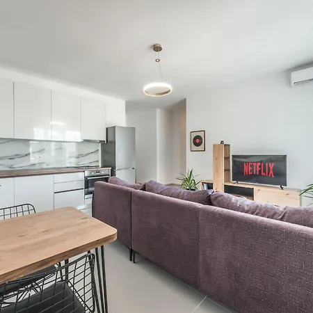 Appartement & Natural Light 2bdr Private Parking