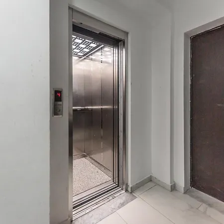 & Natural Light 2bdr Private Parking *