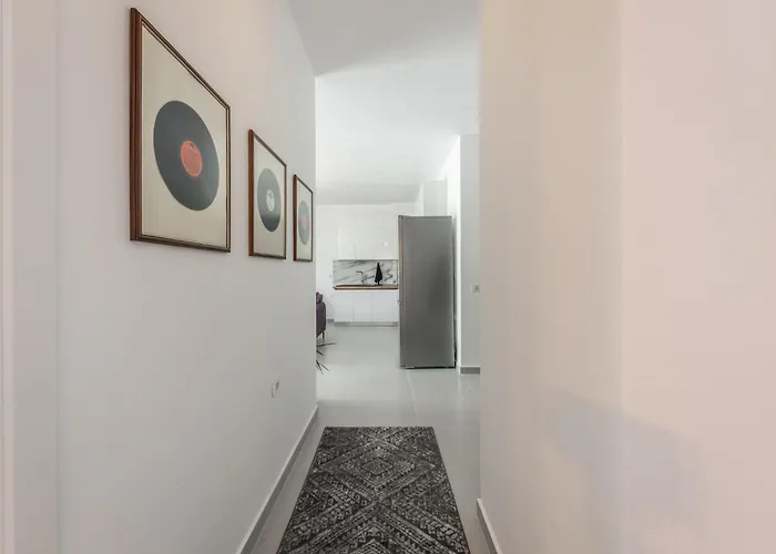 Apartment & Natural Light 2bdr Private Parking Tirana