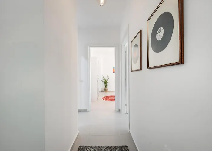 & Natural Light 2bdr Private Parking *