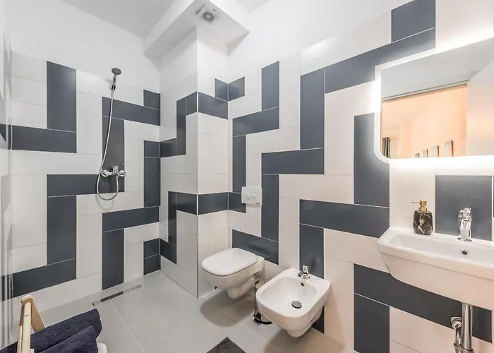 Apartment & Natural Light 2bdr Private Parking