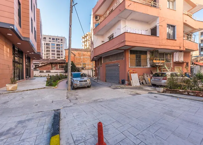 & Natural Light 2bdr Private Parking *