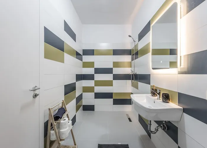 & Natural Light 2bdr Private Parking