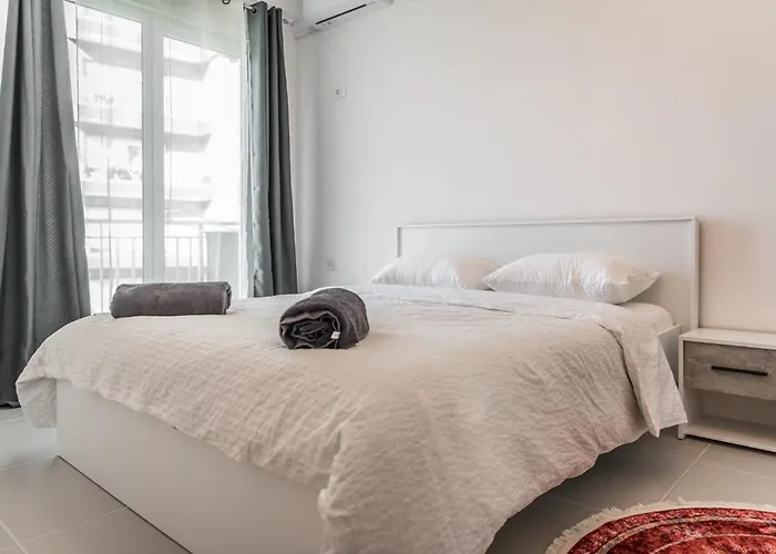 & Natural Light 2bdr Private Parking Apartment