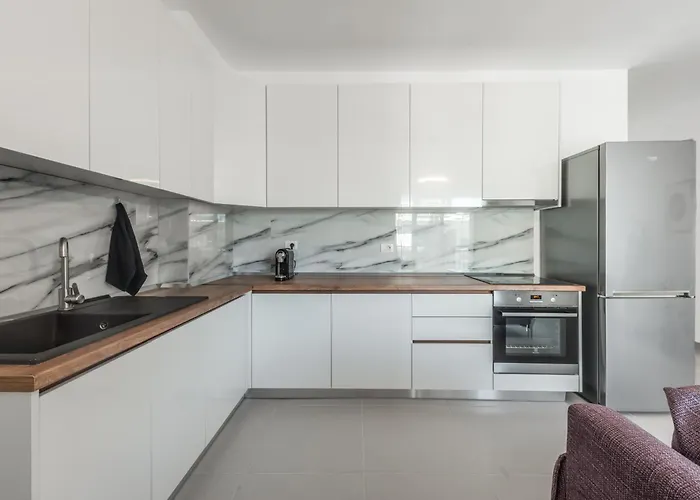 & Natural Light 2bdr Private Parking