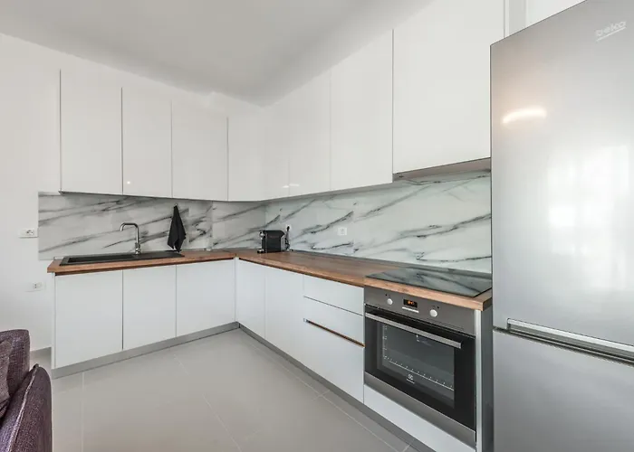 & Natural Light 2bdr Private Parking