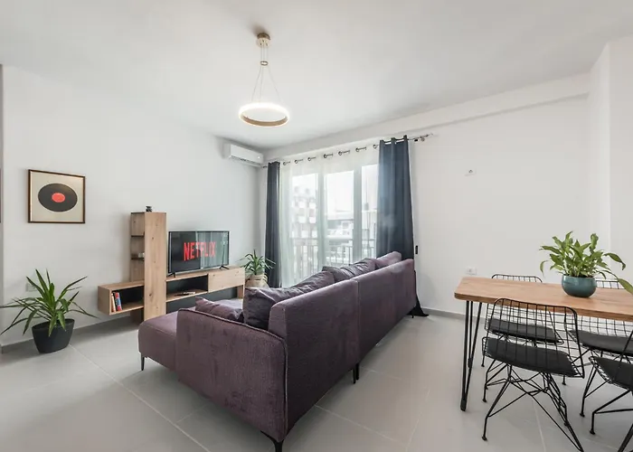 & Natural Light 2bdr Private Parking Apartment *