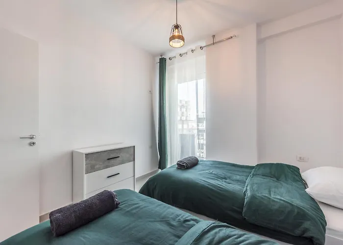 & Natural Light 2bdr Private Parking Apartment